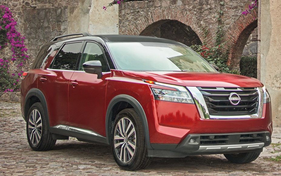 Nissan Pathfiner 2023 frente 3/4