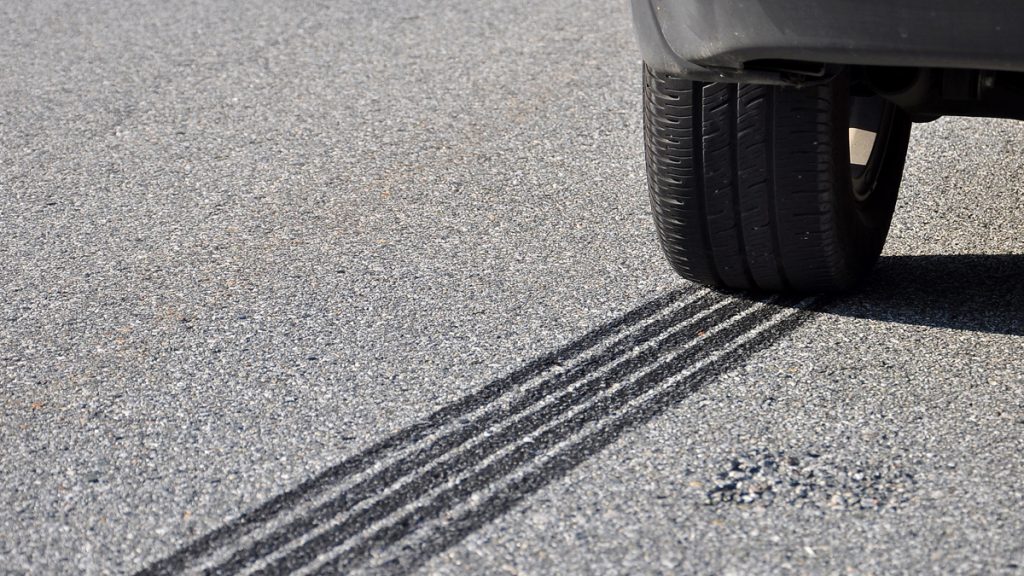 Frenada para periodo de asentamiento de un coche nuevo