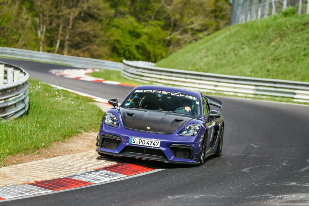 El kit de Manthey para el Porsche 718 Cayman GT4 RS mejora la aerodinámica suspensión y frenos y consigue un tiempo de locura en el 'Ring.