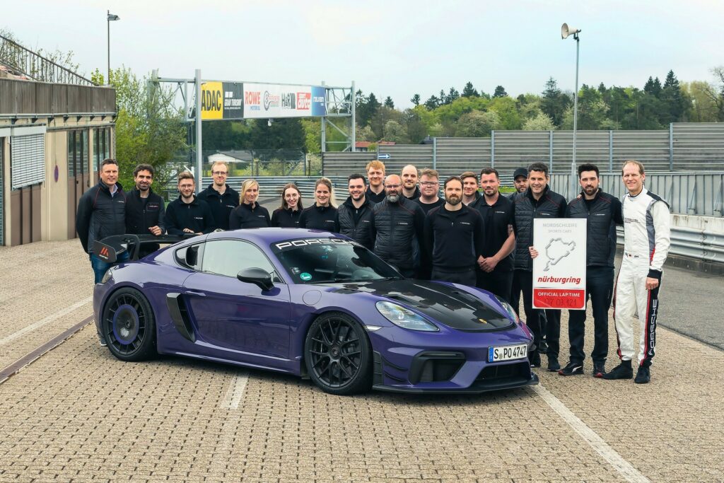 El kit de Manthey para el Porsche 718 Cayman GT4 RS mejora la aerodinámica suspensión y frenos y consigue un tiempo de locura en el 'Ring.