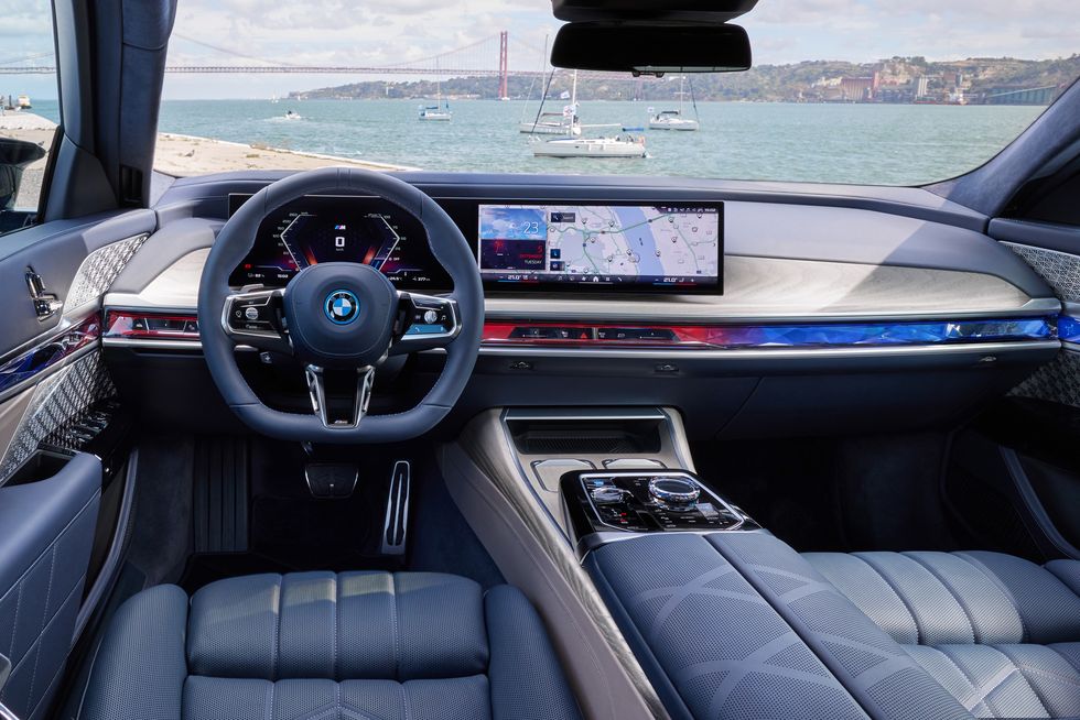 BMW i7 M70