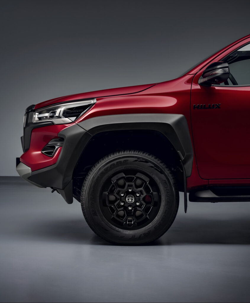 La Toyota Hilux GR Sport tiene mejoras interesantes y muchos logos de GR, pero no hay más potencia respecto a las variantes regulares.