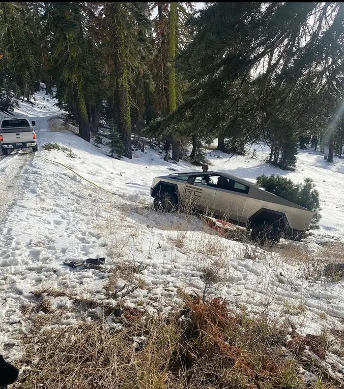 Tesla Cybertruck se atascó