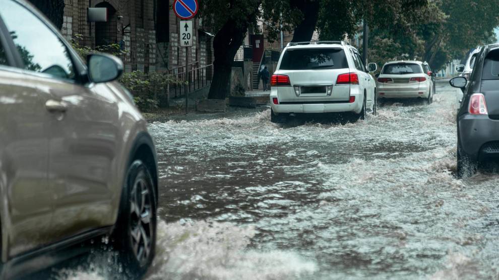 Algo importante en el cuidado automotriz es qué hacer en caso de una inundación.