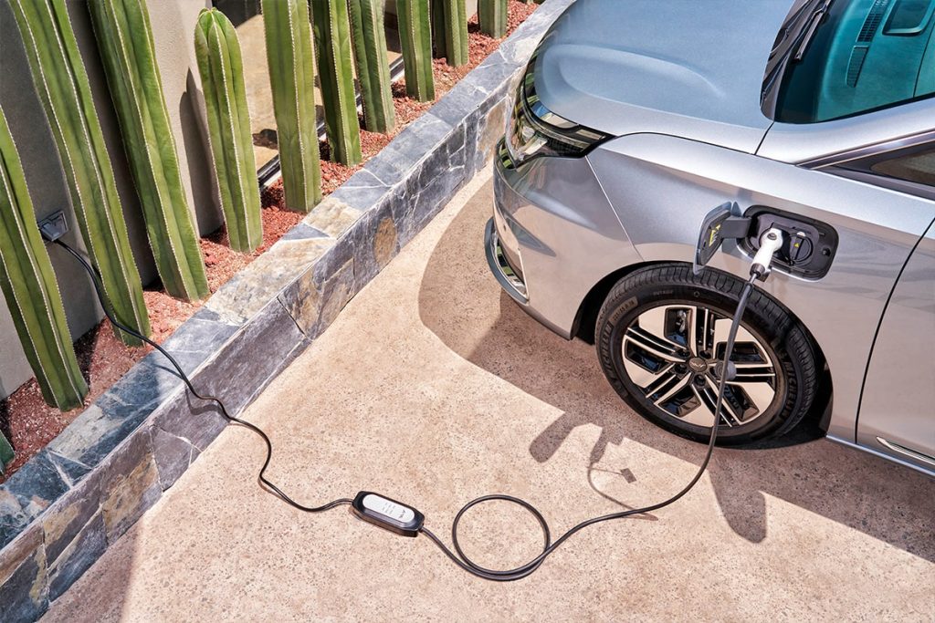 JAC 6 PHEV y Traveler PHEV Dual e-Drive 10 TRAVELER PHEV 011