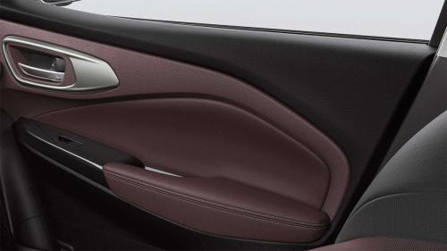 Suzuki-Fronx-Int-05