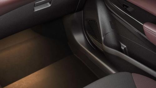 Suzuki-Fronx-Int-08